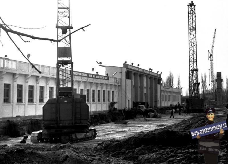 Нажмите на изображение для увеличения.

Название:	ekaterinodar-krasnodar-rekonstrukcsiya-stadiona-kuban-vid-na-vostochnuyu-tribunu-1980-god.jpg
Просмотров:	54
Размер:	62.2 Кб
ID:	23374