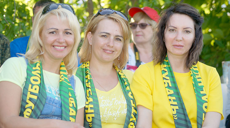 Девчонки-фанатки